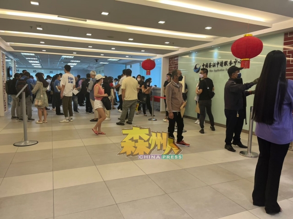 中国签证申请服务中心排长龙，满满人潮。（照片由读者提供）
