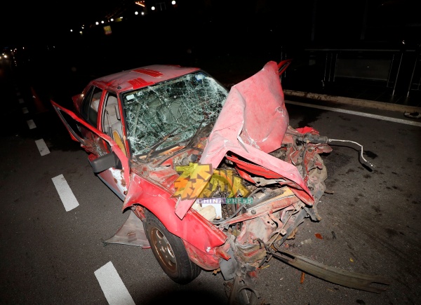 肇祸汽车毁坏程度十分严重，车身如同短了一截。