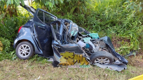 一辆载有3名女性乘客的第二国产Axia轿车，被撞至严重变形。
