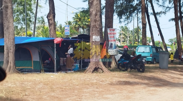 来到海滨的游客也自己备带了露营帐篷，可是数量比以往少了许多。