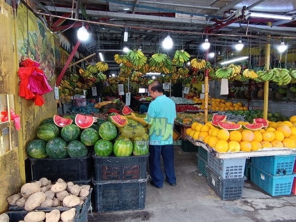 天气酷热，鲜甜多汁的西瓜成为消费者买来消暑解渴的首选。