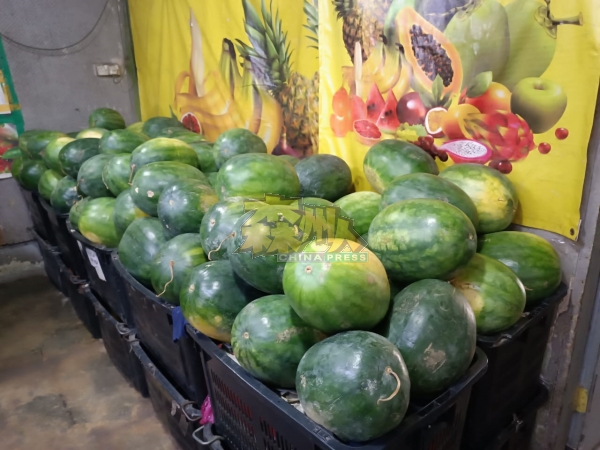 西瓜因盛产，价格走跌，在炎热的气候下，吸引大批消费者购买。