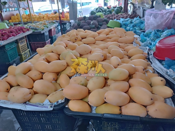 芒果价格暴跌，因为价格便宜，也成为西瓜之外，目前热销的水果。