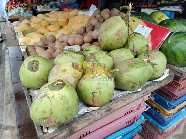 生津止渴的椰子因产量减少，在市场售卖的数量不多。