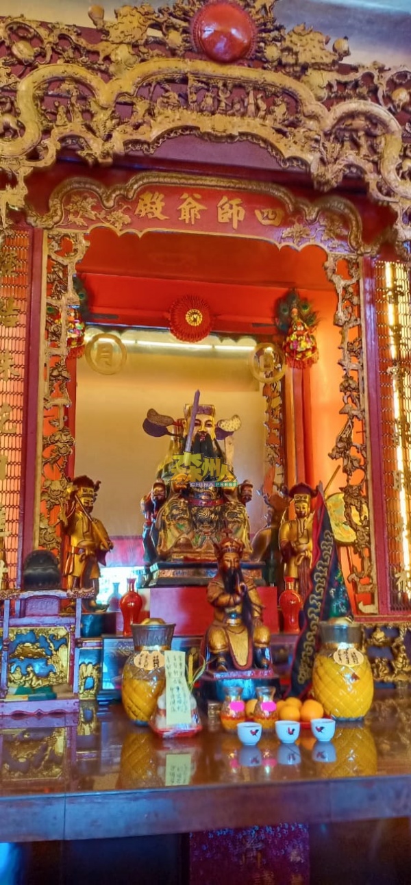 亚沙仙四师爷千古庙供奉的主神是仙师爷甲必丹盛明利，他也是芙蓉早期的华裔领袖。