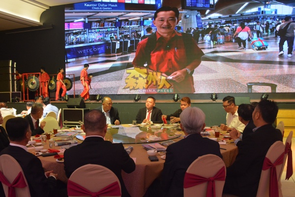 谢琪清在出国公干前在吉隆坡国际机场录制视频，为加拉宾华小“鸿鹄展翅·光辉25载”筹款晚宴主持开幕。