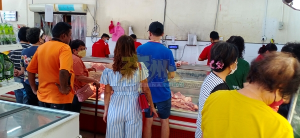 猪肉未起价起，顾客很多，猪肉店生意火红。