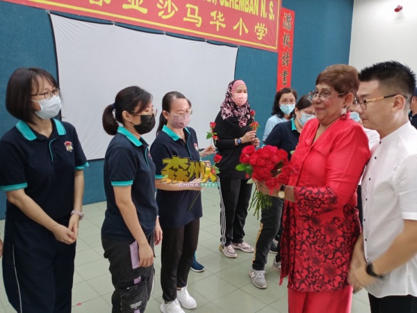 趁着教师节，玛丽约瑟芬（右2）赠送红色康乃馨给马华小学教师们；右为特别助理华志縯。
