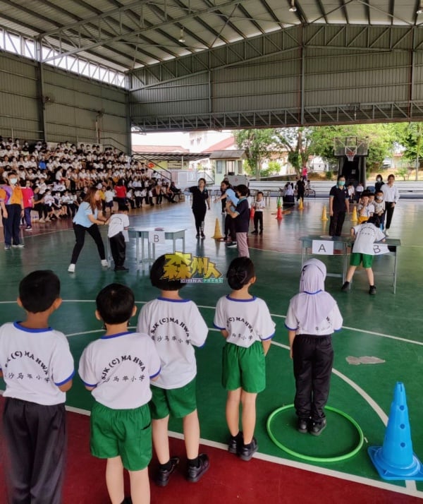 向来着重师生关系的马华小学，在教师节活动上进行师生竞技游戏，提高学生参与感，促进师生之间的交流和感情。
