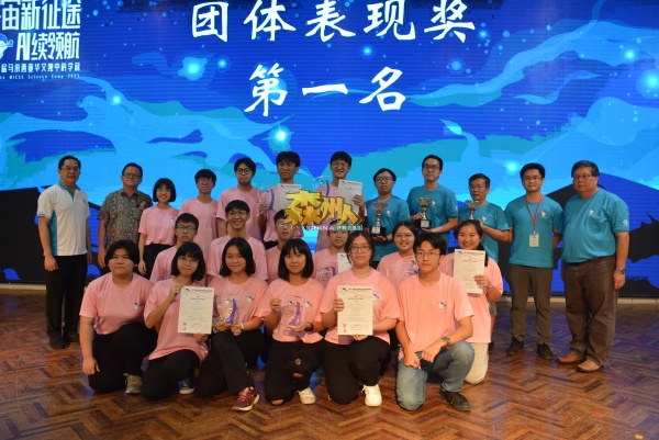 团体表现奖的三甲团队诞生，后排左起柯苠川、李兆祥；右起蔡亲炀、樊东卫。