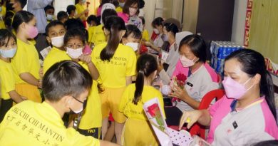 文丁启智华小庆教师节 学生赠送自制礼品花束