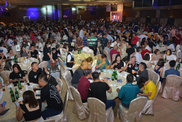 芙蓉沉香庆余俱乐部庆祝成立20周年暨筹募活动基金晚宴，筵开195席，近2000人同欢共庆，场面热烈。