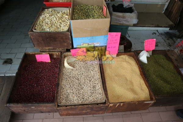 裹粽所需的各种豆类，包括眉豆、绿豆、绿豆片和红豆，只有红豆价格稍有下降。