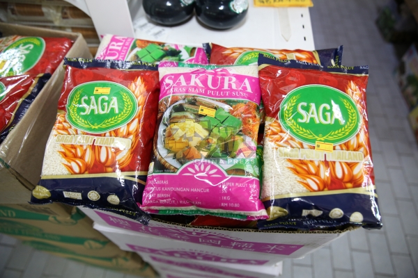 市场上的一公斤包装糯米，方便消费者选购。