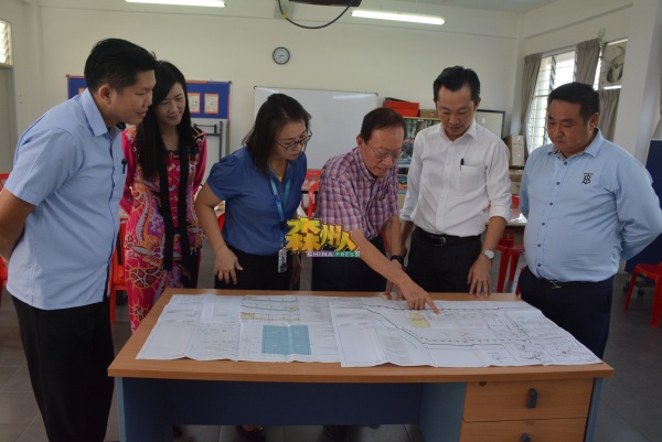 陈耀祖（左4起）向谢琪清讲解食堂的兴建位置；左起是李国华、戴屏霖和刘紫佩，右是刘吉祥。