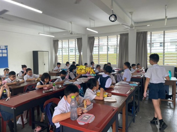 绿峰岭吁鲁干中华小学生，于过去3年的下课时段皆在班上用餐。