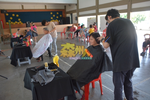 因疫情停办2年，“向阳银发义剪行”再次出发，在万茂新村为有需要者带来暖心的服务。