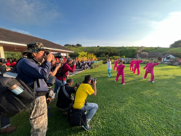 来自各地的摄影发烧友举起相机，把“模特儿”与李三路百年华人义山摄入镜头。