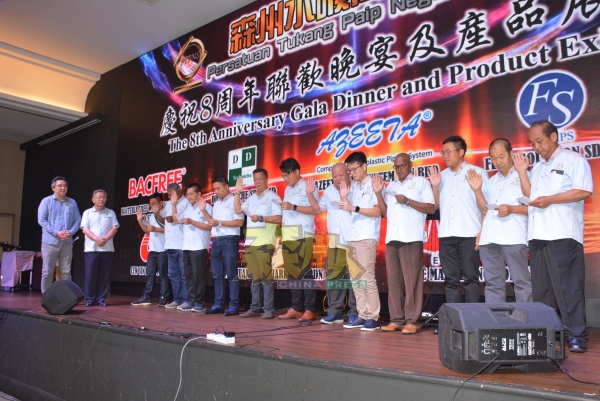 森水喉同业公会新届理事会成员，在李麒昌（左起）和周世扬监誓下，宣誓就职；右7起为曹锦荣和邓光洺。 