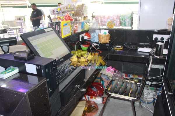 芙蓉新城一家扁担饭餐馆遭抢劫，匪徒抢走收银处的现金及手机。