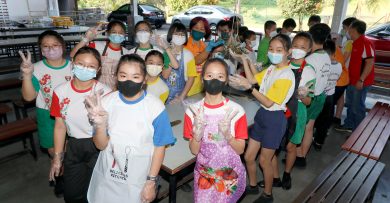 课堂外的新乐趣 新华小学生齐齐体验裹粽乐