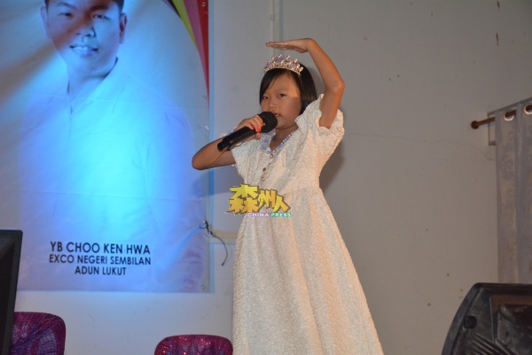 吴金财的长女吴嘉怡呈献歌舞表演，一点也不怯场。