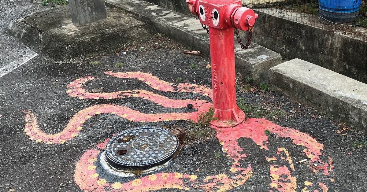 在消防栓的章鱼街画，触手部分明显已脱色。  