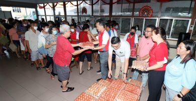 蛋托盘换新鲜鸡蛋 亚沙居民热烈响应