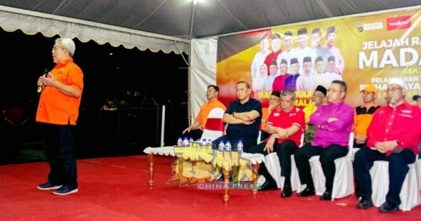 诚信党州主席MK依布拉欣（左）有意上阵冷京州席，右1为原任者苏海米。（照片来自网络）