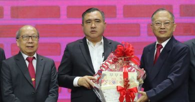 陆兆福捎来大红包 杨忠礼基金会捐芙中50万