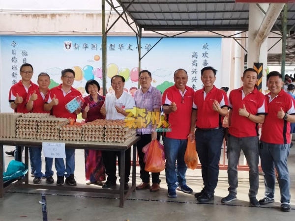 芙蓉新华小学三机构理事会成员极力推销鸡蛋；左4起为张美蓉、和吴泉有，右4为萧成兴。