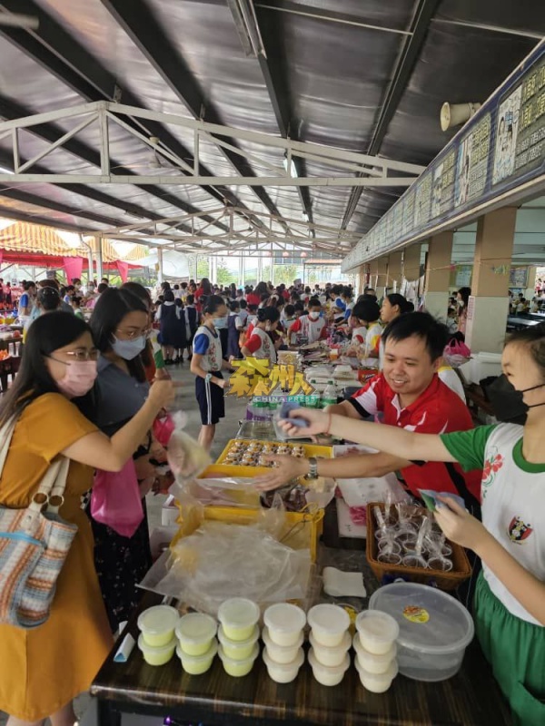 芙蓉新华小学举办“2023年小小企业家义卖会”反应热烈，各摊位皆出现购买人潮。