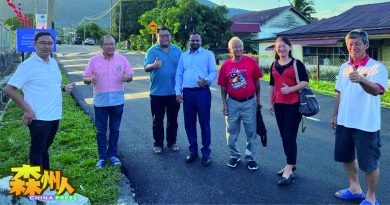 威拉班访淡边新村  巡视铺路工程比赞
