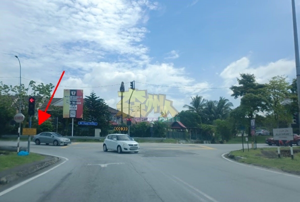 从奥克兰哈鲁安1路前往芙蓉新城莲花霸级市场方向，也设有“可左转”路牌，允许驾驶人士左转。