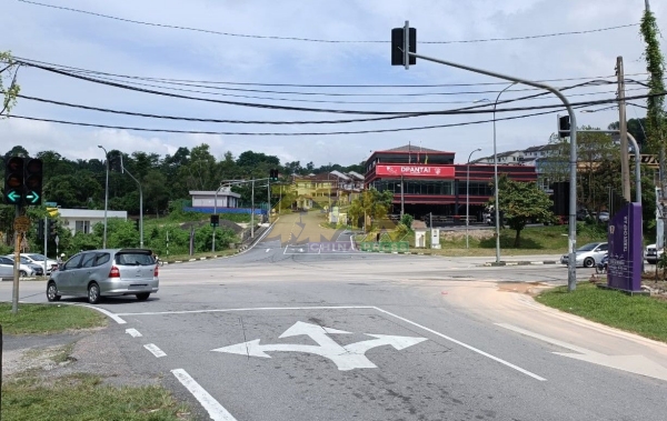 集益花园的十字路口，左边的“可左转”路牌已被拆除，驾驶人士勿以为还是可以在没车辆或行人时左转。