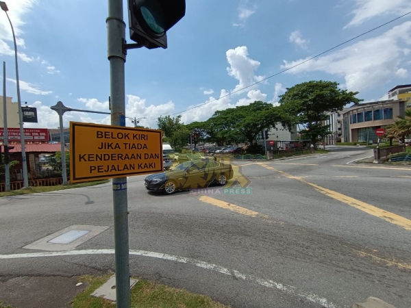 “若右边无车无行人，可左转”的黄色小路牌，一般设置在左边的红绿灯下方，驾驶人士留意咯。