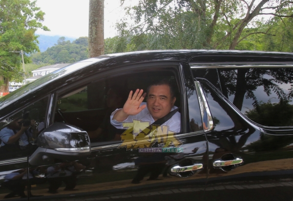 陆兆福在参与森州大臣就职仪式后乘车离开王宫，向民众挥手打招呼。