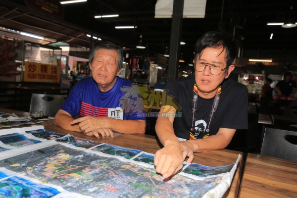 蔡永富（右）指出在芙蓉中环公路内，尚未兴建的三座高架天桥地点。