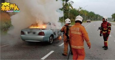 轿车失火 无人伤亡