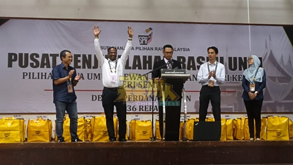 威拉班（左2起）在选举官法迪尔宣布胜选后，意气风发的高举双手。