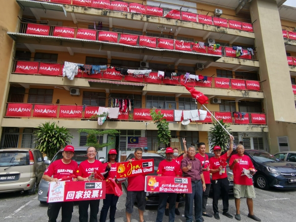 周世扬（右4）与团队每日在选区出席大大小小的活动，包括亲自参与组屋布置党旗。