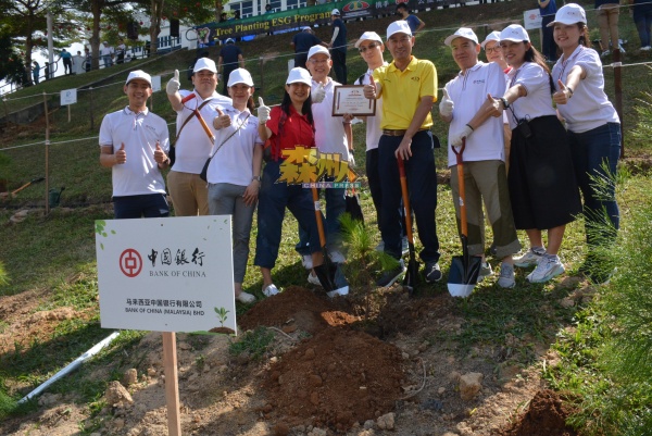 马来西亚中国银行有限公司一行职员，参与植树公益活动。