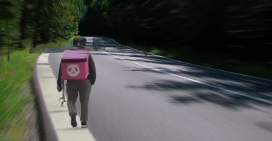 送餐员遭充公摩哆引同情 交通局：摩哆路税与保险已过期