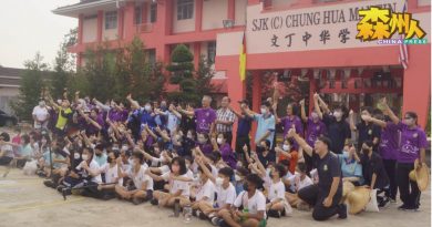 文丁中华小学大扫除     赖振光：加强同学公民意识