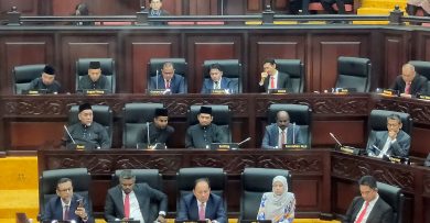国盟5反对党议员 齐穿马来传统服现身议会