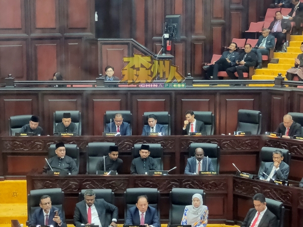 5名在野党州议员被安排坐在左边上下两排桌位，有默契的以穆斯林的形象，即一身的马来传统衣装，现身州议会宣誓就职仪式，与右边西装毕挺的国阵及希盟州议员，形成强烈对比。