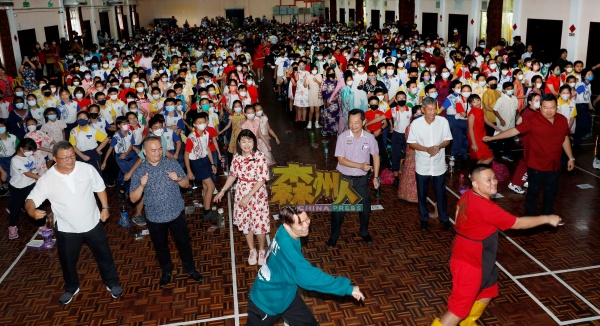 网红烧肉哥石善文（右）带领着嘉宾及学生一起跳舞。