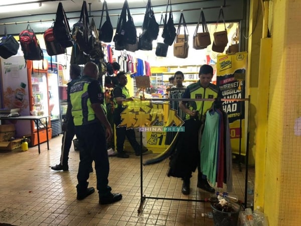 视频疯传外劳明目张胆在五脚基摆摊售卖商品，市政局执法官员立刻采取对付行动。