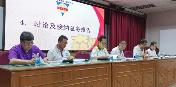 蔡亲炀（左）：目前台湾和中国仍是芙中毕业生升学首选，各占33%与31%；左2起李伟源、李兆祥、张贤炳、萧福才、张康华。
