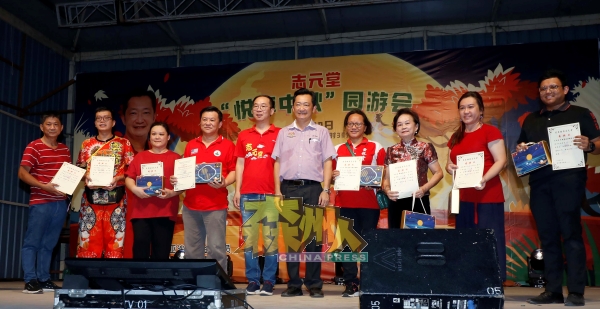 联办团体及表演单位获颁感谢状及礼品，左5起为杨国文和谢琪清。